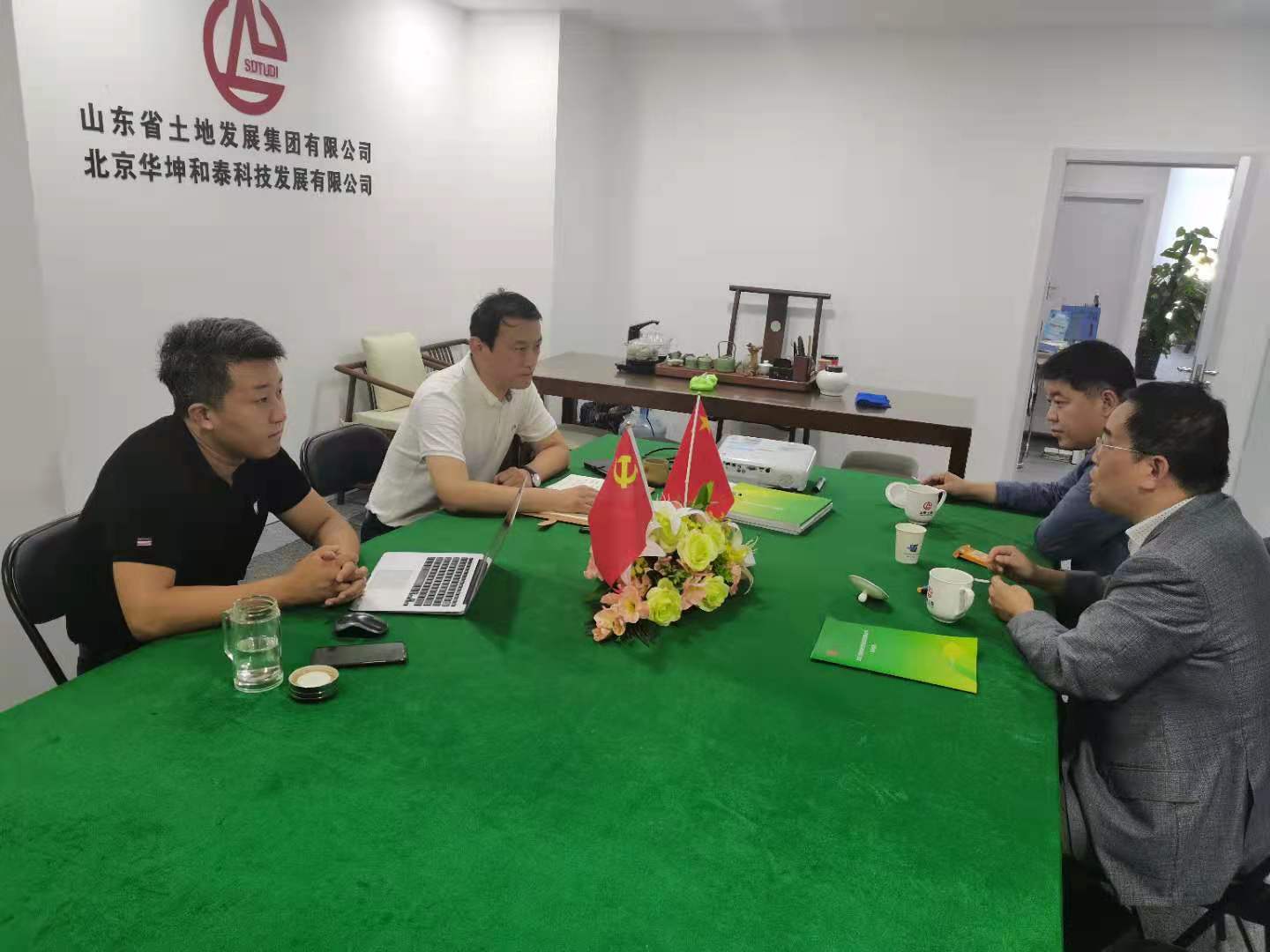 我司領(lǐng)導(dǎo)回訪山東土地集團(tuán) 雙方合作駛?cè)肟燔?chē)道